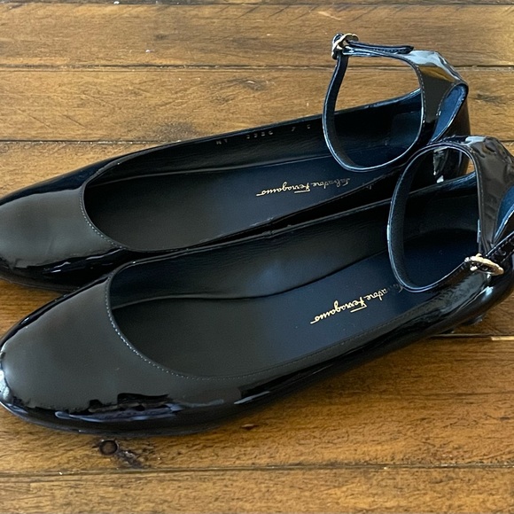 Salvatore Ferragamo black patent leather ballet flats. Size 7 - Picture 5 of 13